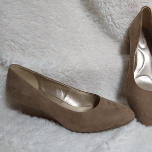 Bandolino. Heels. 9.5 tan suede. New Never worn.